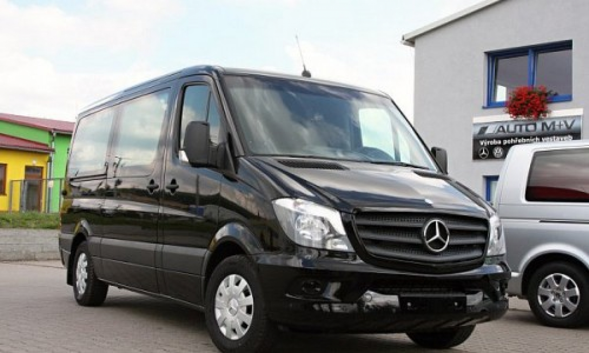  Pohřební vestavba Mercedes Sprinter pro 4 rakve 