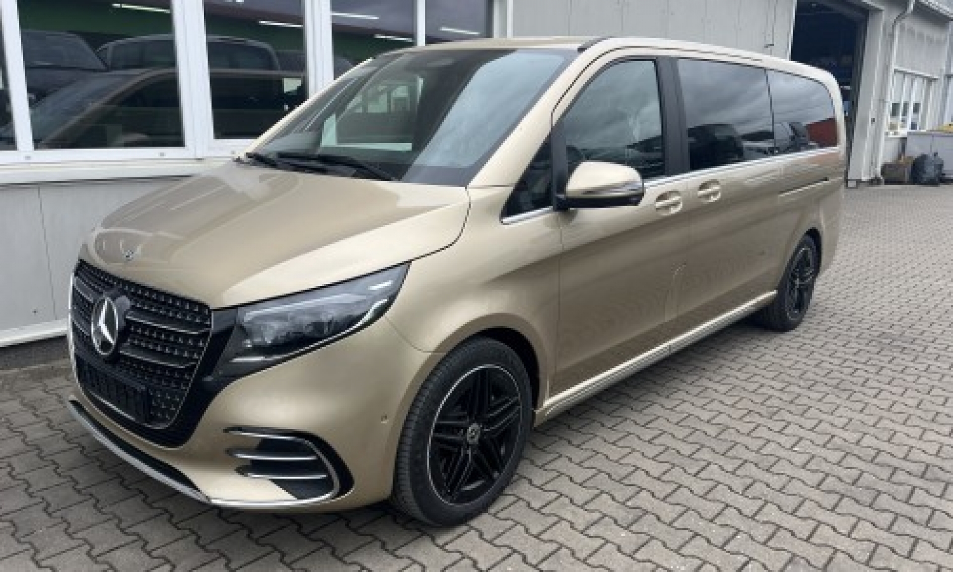 Pohřební vestavba Mercedes Benz V-Klasse pro 2 rakve